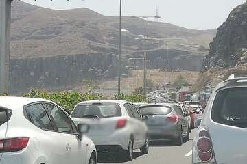 Una colisión de cinco vehículos en la GC-1, a la altura de Telde, causa importantes retenciones de tráfico/TA y Acfi Pres.